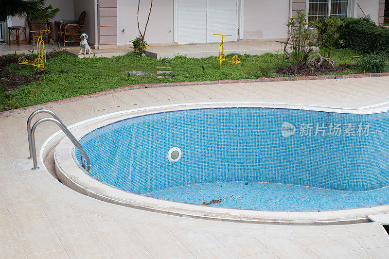 房子后院的一个空游泳池