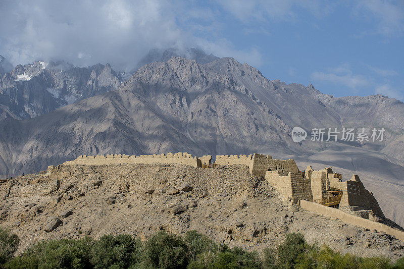 中国新疆帕米尔高原塔什库尔干山上的岩石城堡