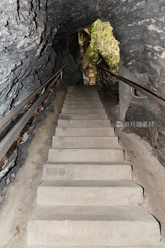 在瑞士格雷森的维亚玛拉峡谷，通过隧道的楼梯