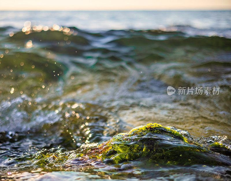 抽象的背景是岩石在海岸线上打破海浪