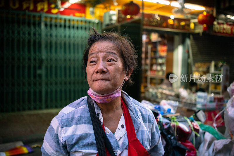 城市里一位年长女性的肖像