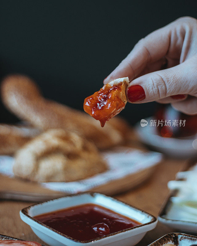 草莓果酱，自制的草莓水果果酱。顶部视图与复制空间，面包甜覆盆子果酱，草莓和黑莓果酱涂在吐司上