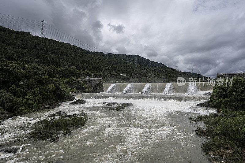 水电站大坝泄洪