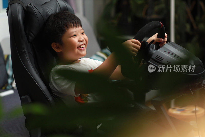 亚洲小男孩喜欢赛车视频游戏