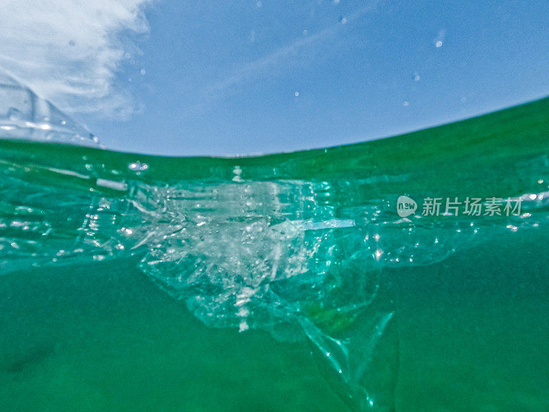 漂浮在海上的塑料瓶