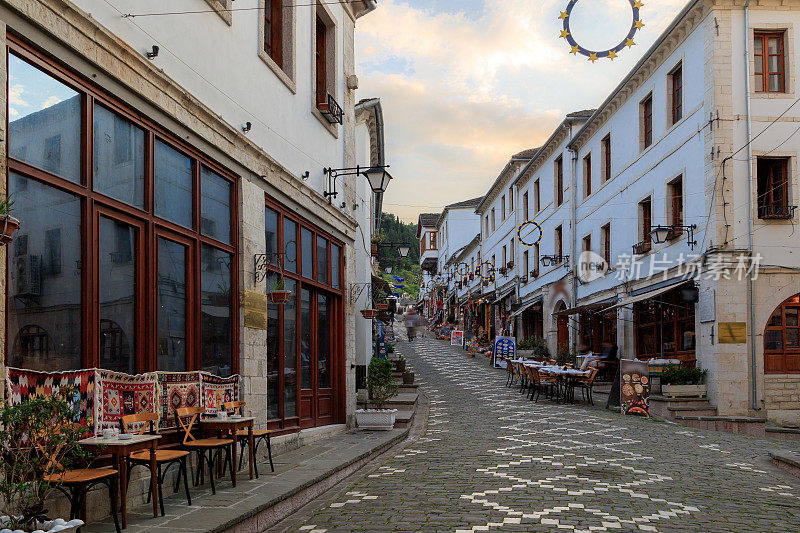 阿尔巴尼亚吉罗卡斯特老城的街头生活