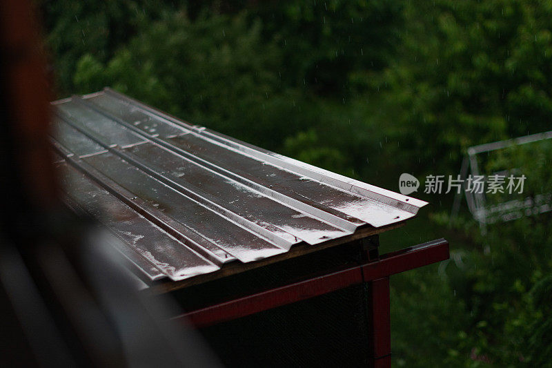 雨水落在屋顶上