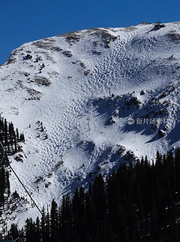 陡峭的滑雪道在新墨西哥州陶斯的Kachina峰