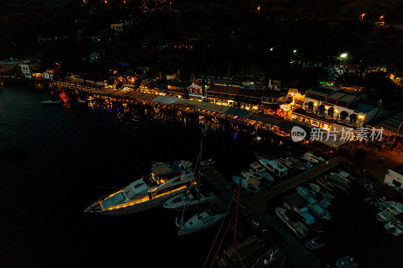 土耳其博德鲁姆的夜晚鸟瞰图Gümüşlük海湾