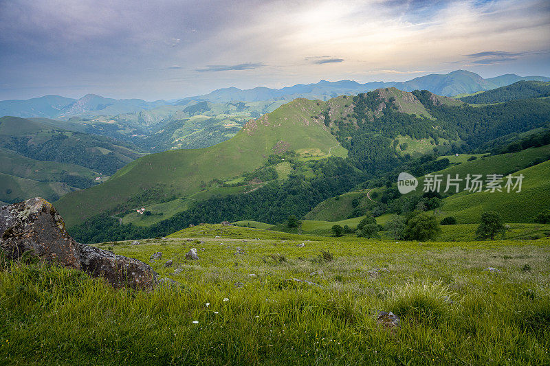 比利牛斯山脉的晨景