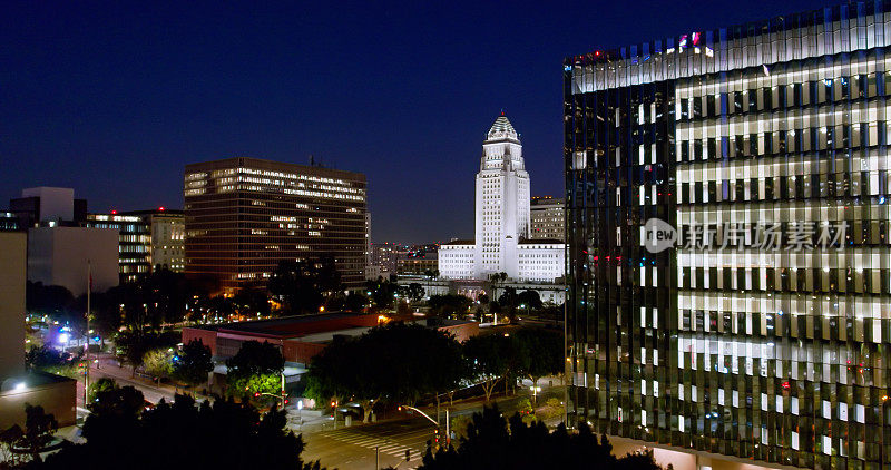 无人机拍摄的洛杉矶市政厅和政府大楼在洛杉矶市中心的夜晚