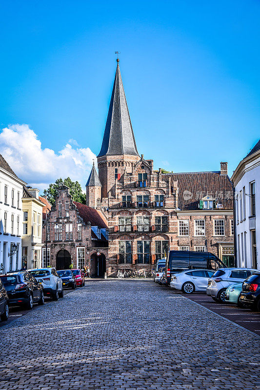 通往荷兰Zutphen美丽建筑的街道