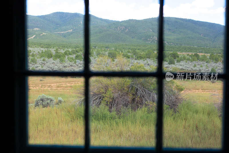 透过窗户看:陶斯普韦布洛草原和山脉