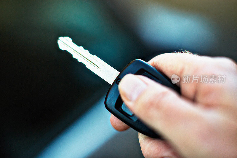 用钥匙上的遥控按钮手动锁或解锁汽车