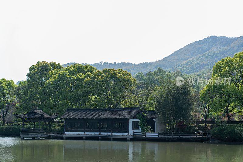 中国绍兴水面上的木制中国建筑