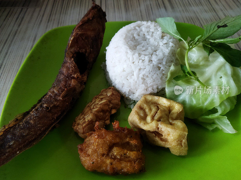 炸鲶鱼饭配炸豆豉豆腐