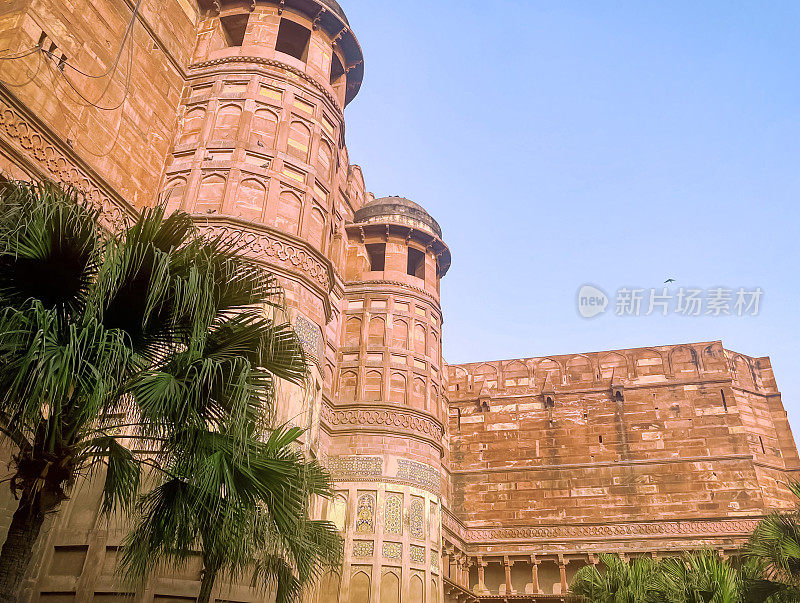 印度阿格拉市著名的红色堡垒。游客参观一个受欢迎的旅游景点。