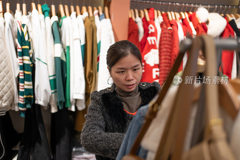 女人在商店买衣服