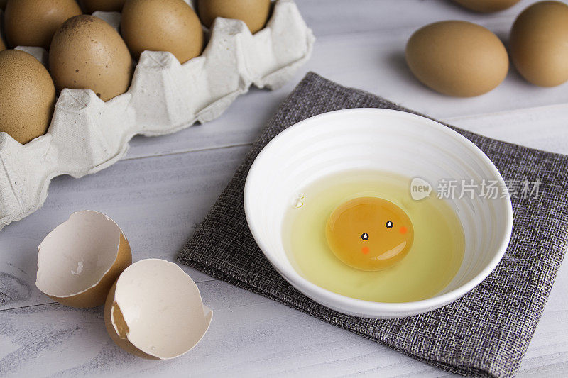 生碎鸡蛋，蛋黄在碗里