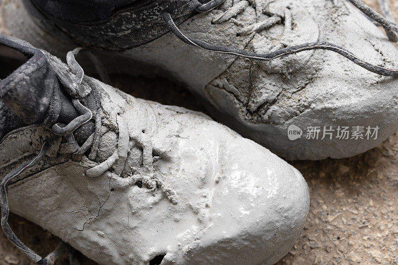 帆布鞋在柏油路上被浓重的灰色油漆染色