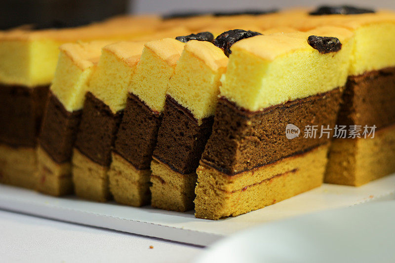 苏腊巴亚青石蛋糕。三层蛋糕来自印度尼西亚的泗水。每一片都有分层的纹理。