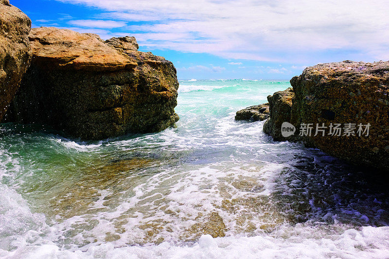 在南非开普敦附近的西开普，美丽的夏季海景，岩石和波涛汹涌的大海