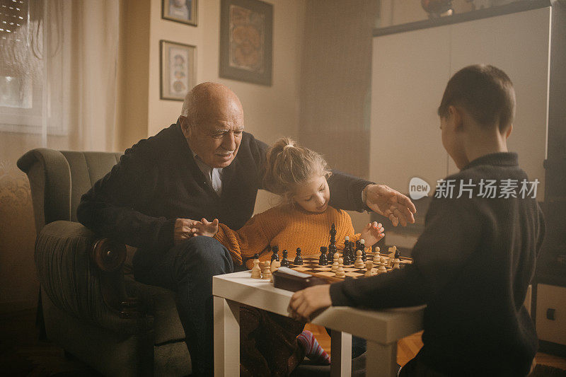 孩子们和爷爷下棋