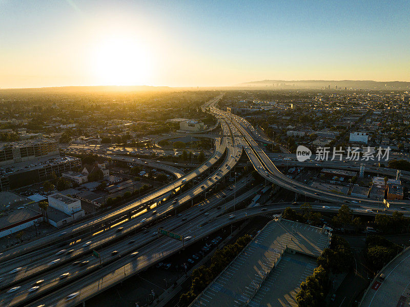 洛杉矶高速公路上的交通-鸟瞰图