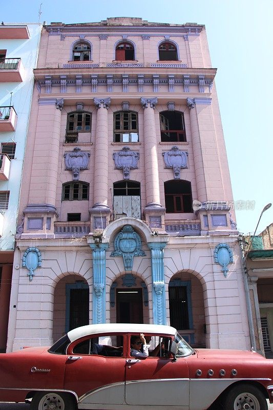 古巴-哈瓦那-老哈瓦那-老城区的老建筑和老汽车