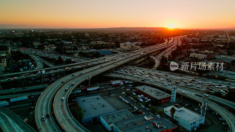 加利福尼亚州洛杉矶日落时10号州际公路和110号高速公路上的交通-无人机拍摄