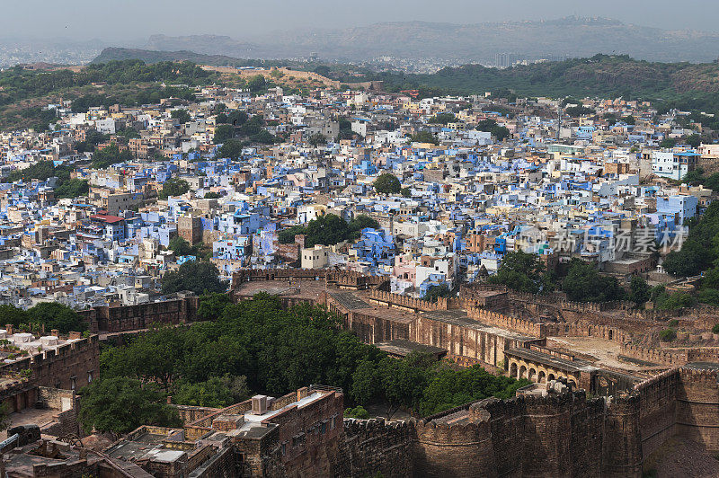 从印度拉贾斯坦邦的梅兰加尔堡俯瞰焦特布尔城的美景。焦特布尔被称为蓝色城市，因为印度教的婆罗门在那里崇拜湿婆神，湿婆神的颜色是蓝色的，他们把房子漆成蓝色。