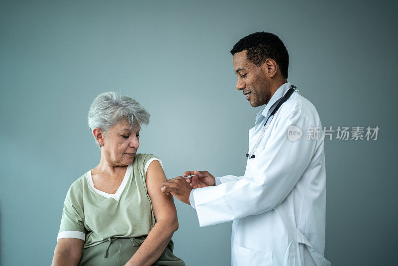 医生正在给一名老年妇女接种疫苗
