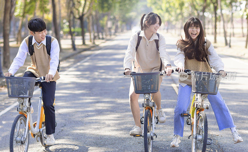 快乐的少年学生在学校骑自行车