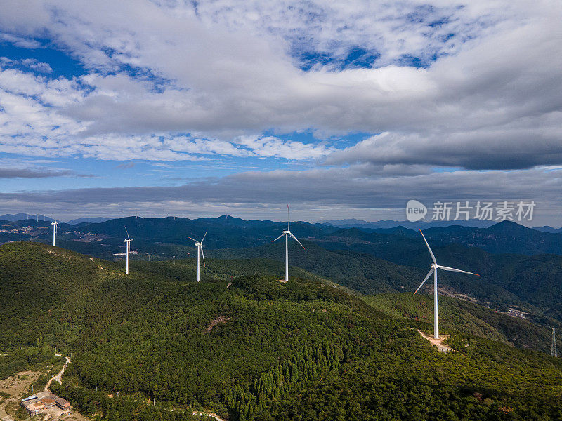 蓝天白云下山上风力发电的鸟瞰图