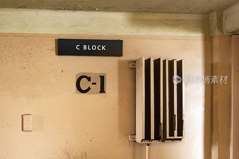 位于美国加利福尼亚州旧金山市海湾中央的恶魔岛联邦监狱的C座。非常著名的监狱，在电影中出现过好几次。
