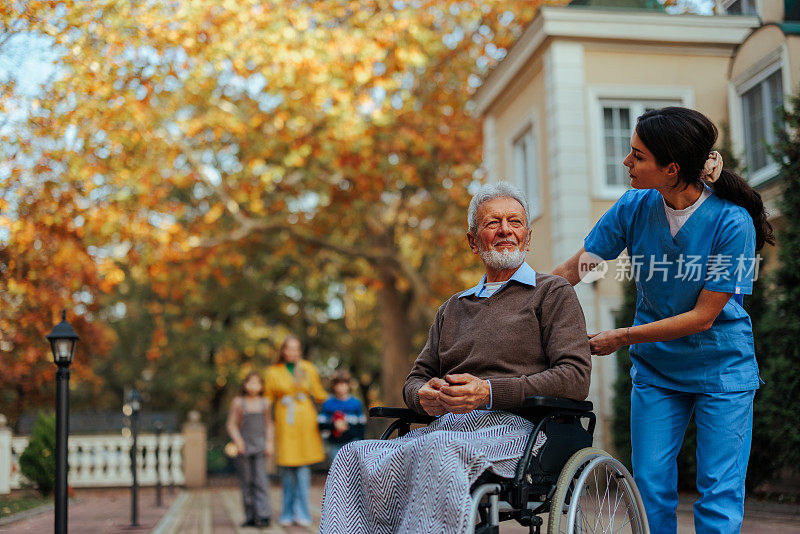 老人在养老院等待访客。