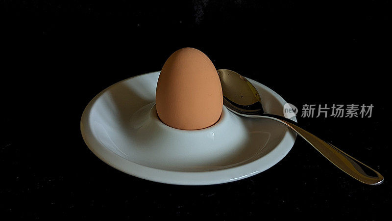 鸡蛋，蛋杯和勺子