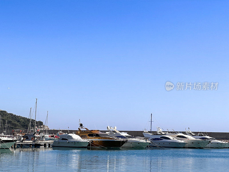 安塔利亚码头的游艇和摩托艇