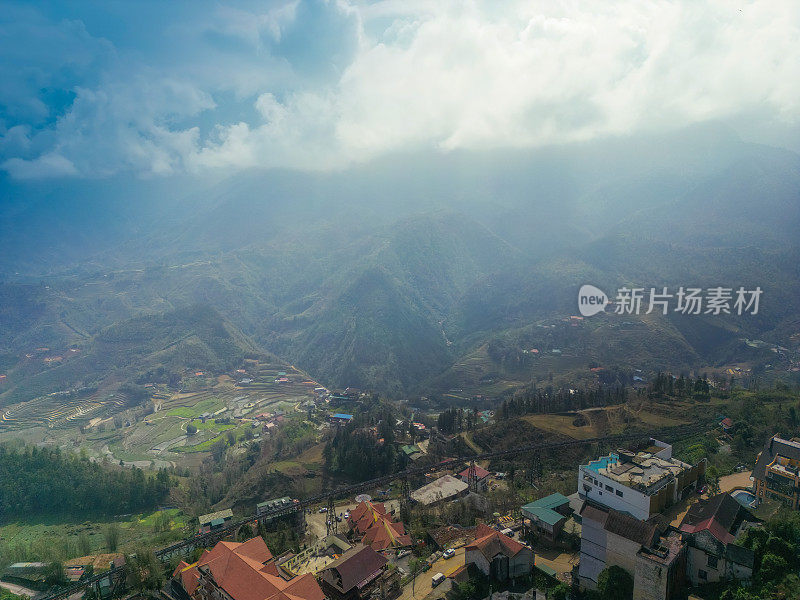 亚洲越南老蔡省萨帕市山城景观鸟瞰图，阳光明媚，夕阳西下，云中山景