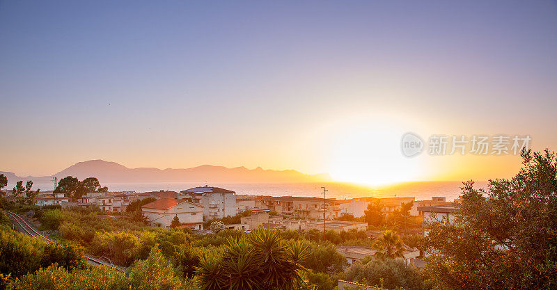 西西里岛一个海滨小镇的日落。