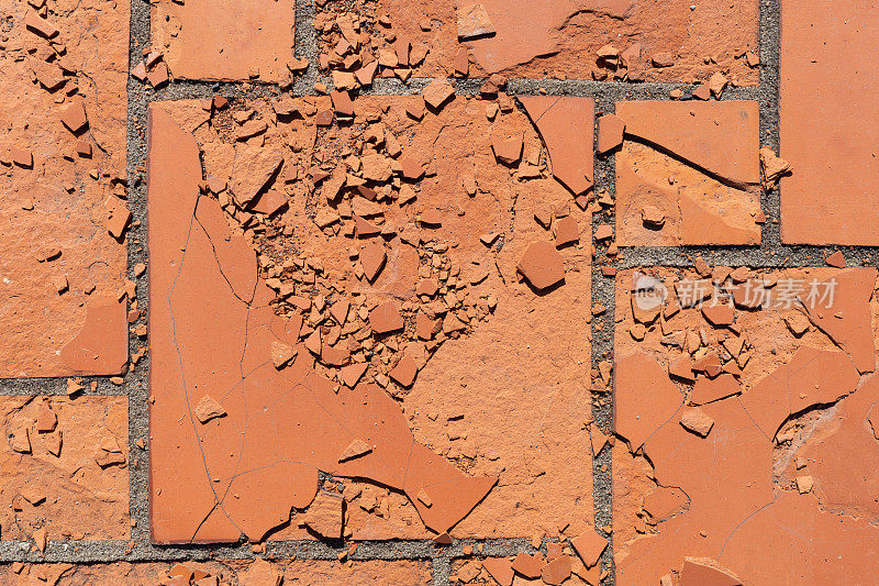 红方地砖因风化或材料缺陷而损坏。地表正在崩塌，板块正在崩解。