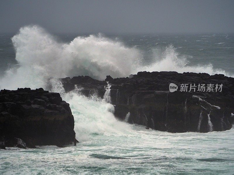 岩石上的巨浪