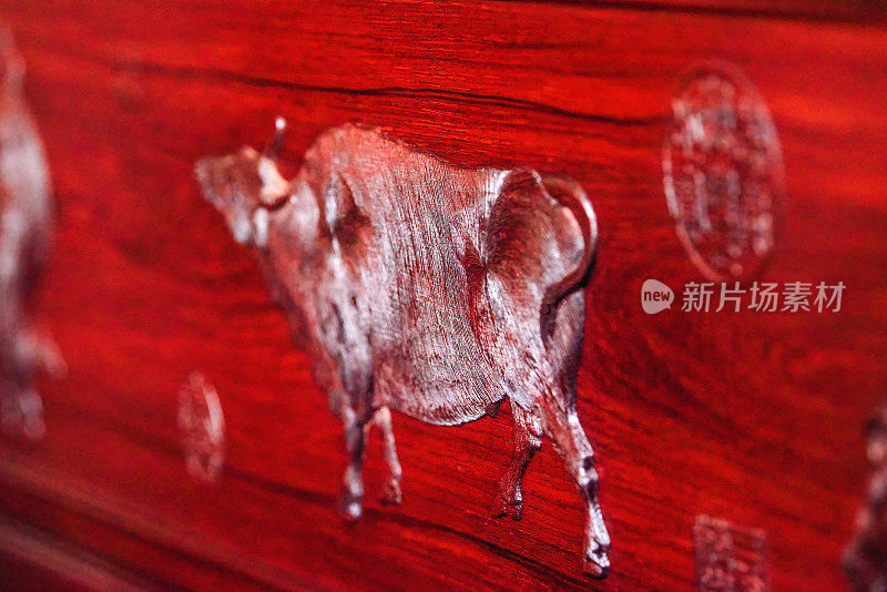 中国红木家具上的牛浮雕特写