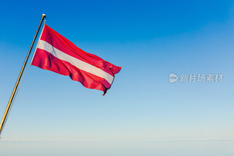 蔚蓝的天空衬托着拉脱维亚国旗。