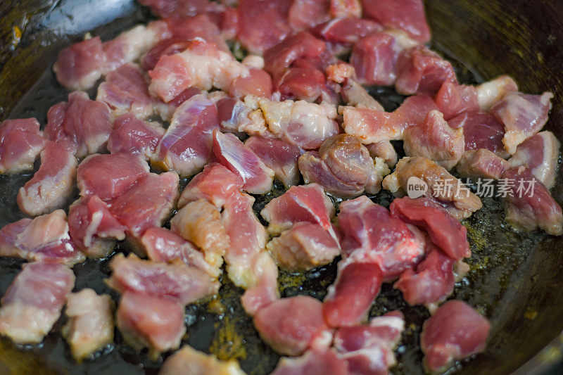 将剁碎的猪肉放入锅中。特写肉是用油油炸的。