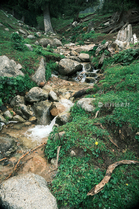 山间河流