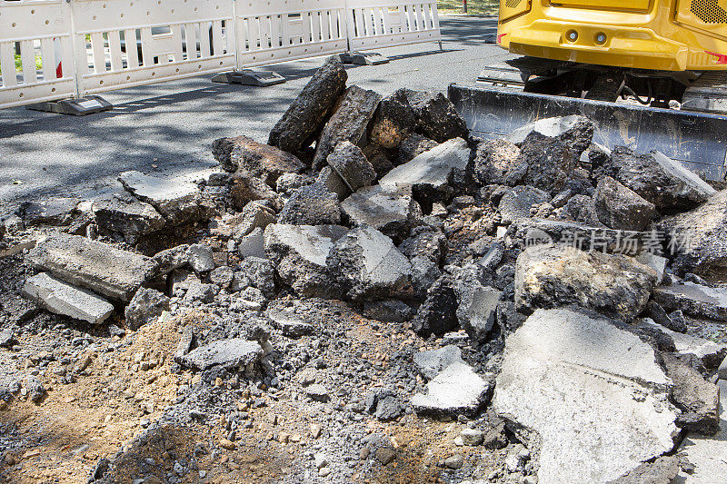 道路工程-挖掘机撕裂道路