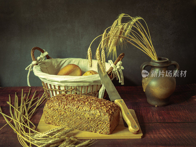 古风质朴的静物画，面包和麦穗。