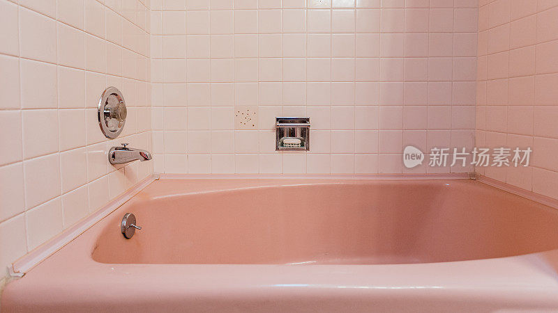 复古粉色浴缸和淋浴