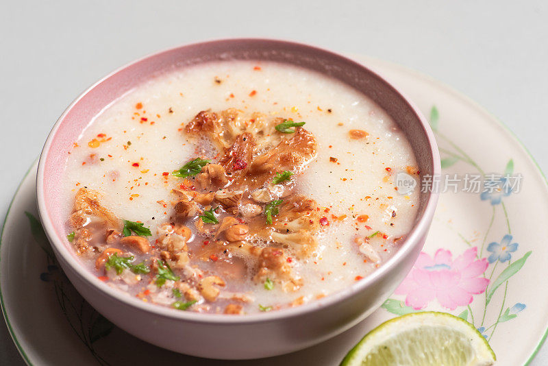 白底素食菜花汤。